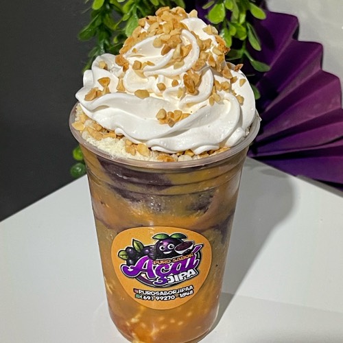 Açaí,leite em pó, amendoin, doce de leite, chantilly