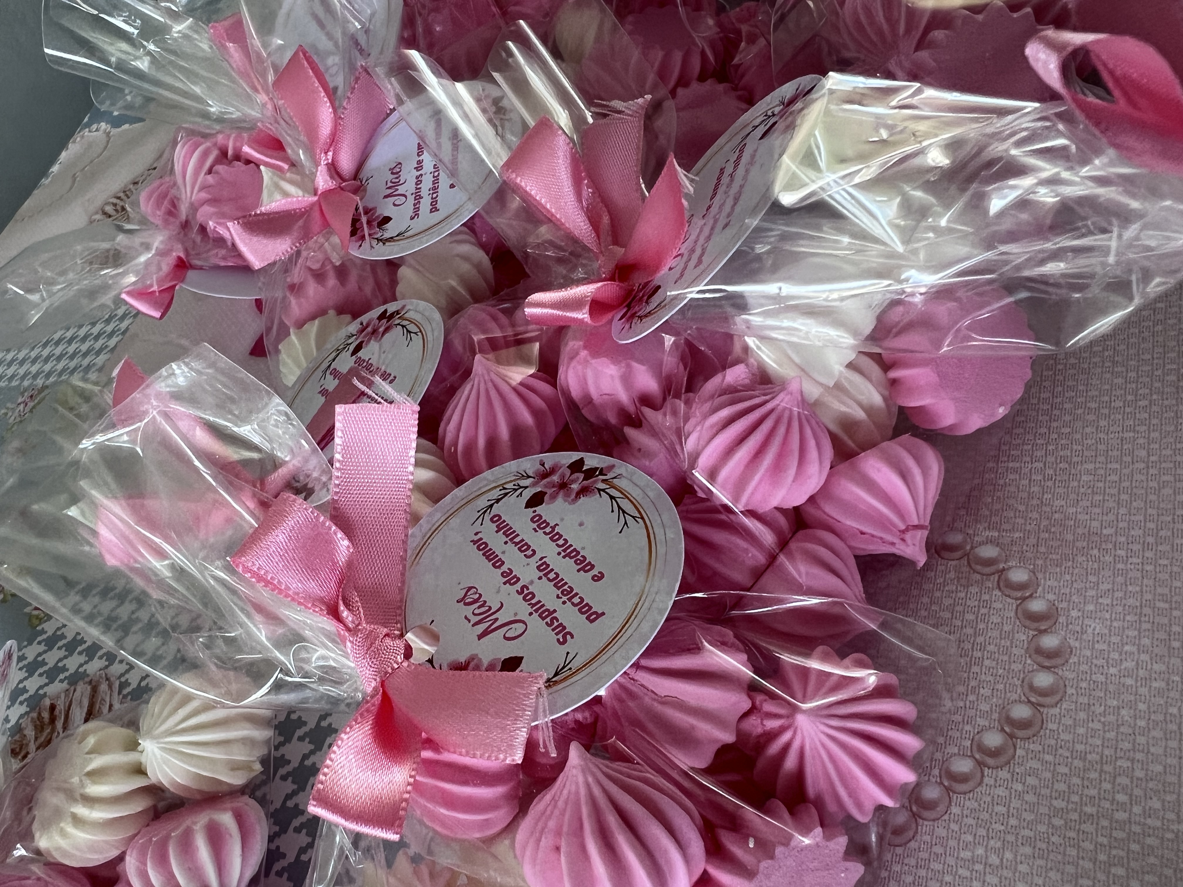 Lindos suspiros com aroma e sabor de limão, formatos de pitangas e pirulitos