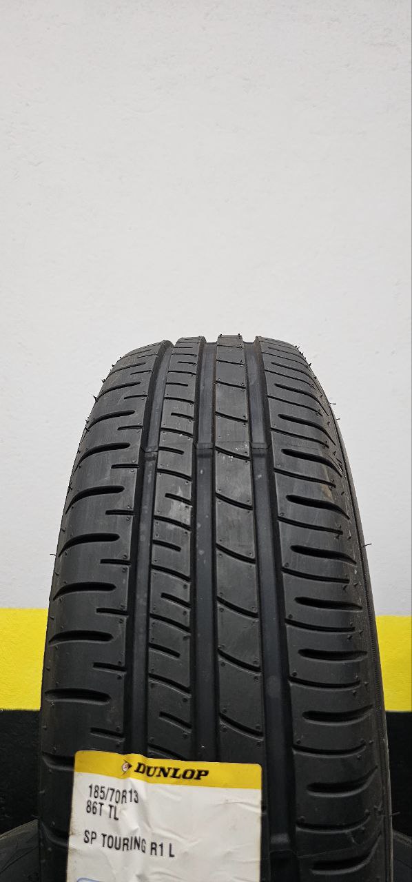 Dunlop, sem dúvidas a melhor escolha. Único pneu nacional que tem concorrencia direta com a Michelin e Bridgestone.  Um pneu nacional com um sulco exelente e possui uma quilometragem absurda devido sua fabricação sem emendas e com uma criteriosa fabricação para manter sua qualidade. Caso queria parcelar, consultar preços com a loja.Preço anunciado somente *A VISTA*!