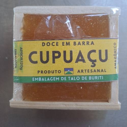 Doce em barra de Cupuaçu embalado em caixa de talo de buriti.