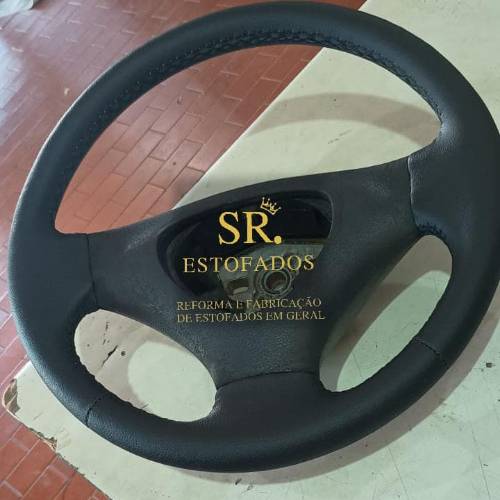 Reforma de volante com acabamento profissional, costura reforçada e materiais de primeira linha. Recuperamos o visual, o conforto e a durabilidade do seu volante.
Solicite um orçamento