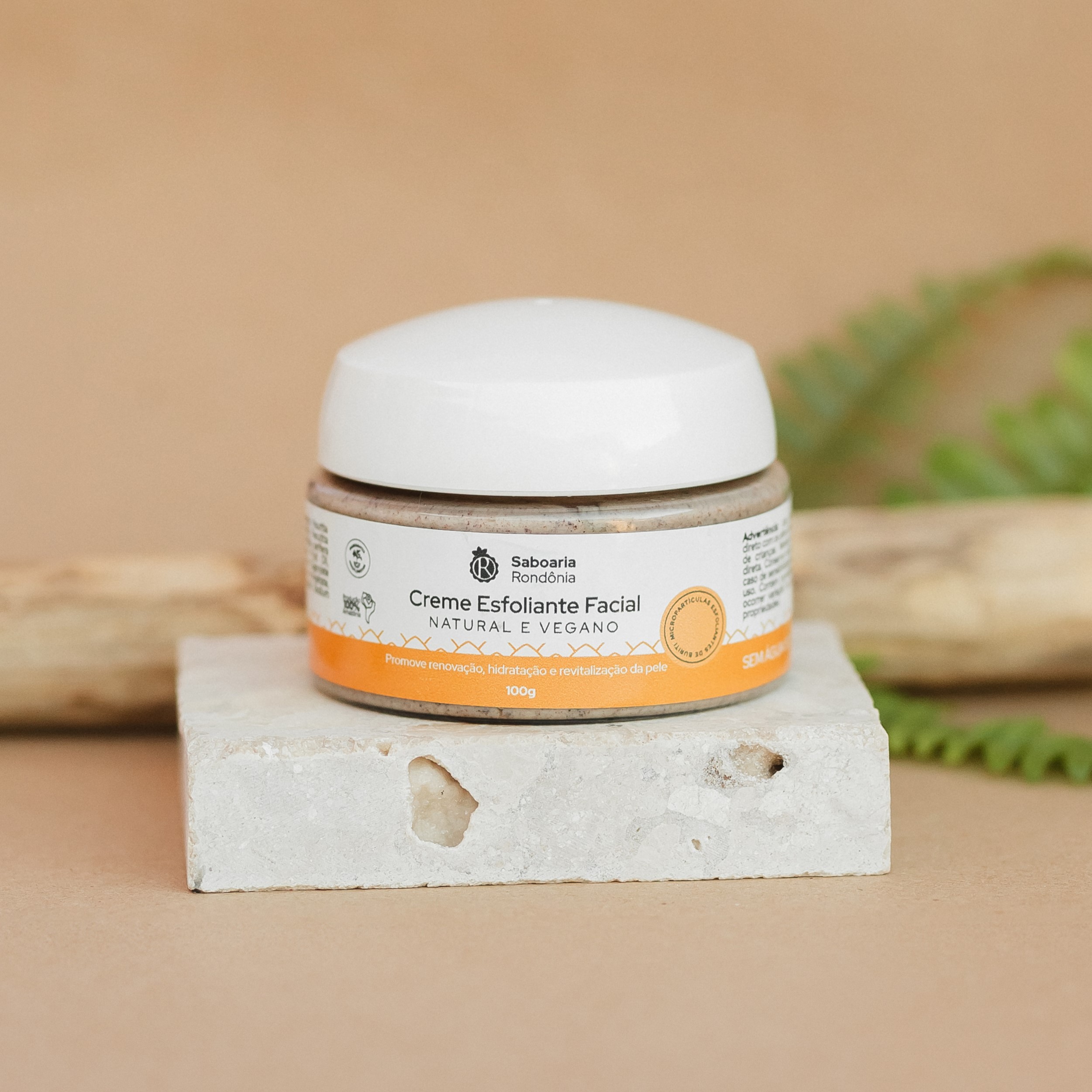 Nosso esfoliante facial, desenvolvido pela Saboaria Rondônia, contém micropartículas esfoliantes naturais que removem células mortas e estimulam a renovação celular, proporcionando uma pele lisinha e uniforme. Com manteigas e óleos amazônicos este esfoliante possui ação regeneradora recuperando a elasticidade natural da pele.
Além de uniformizar o tom da pele, nosso esfoliante facial oferece uma maciez sem igual, deixando a pele com uma leve fragrância. O produto é natural e vegano, não testado em animais e livre de parabenos, garantindo um cuidado natural para sua pele.