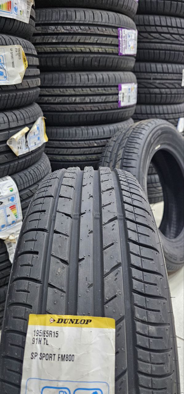 Dunlop, sem dúvidas a melhor escolha. Único pneu nacional que tem concorrencia direta com a Michelin e Bridgestone.  Um pneu nacional com um sulco exelente e possui uma quilometragem absurda devido sua fabricação sem emendas e com uma criteriosa fabricação para manter sua qualidade. Caso queria parcelar, consultar preços com a loja.Preço anunciado somente *A VISTA*!