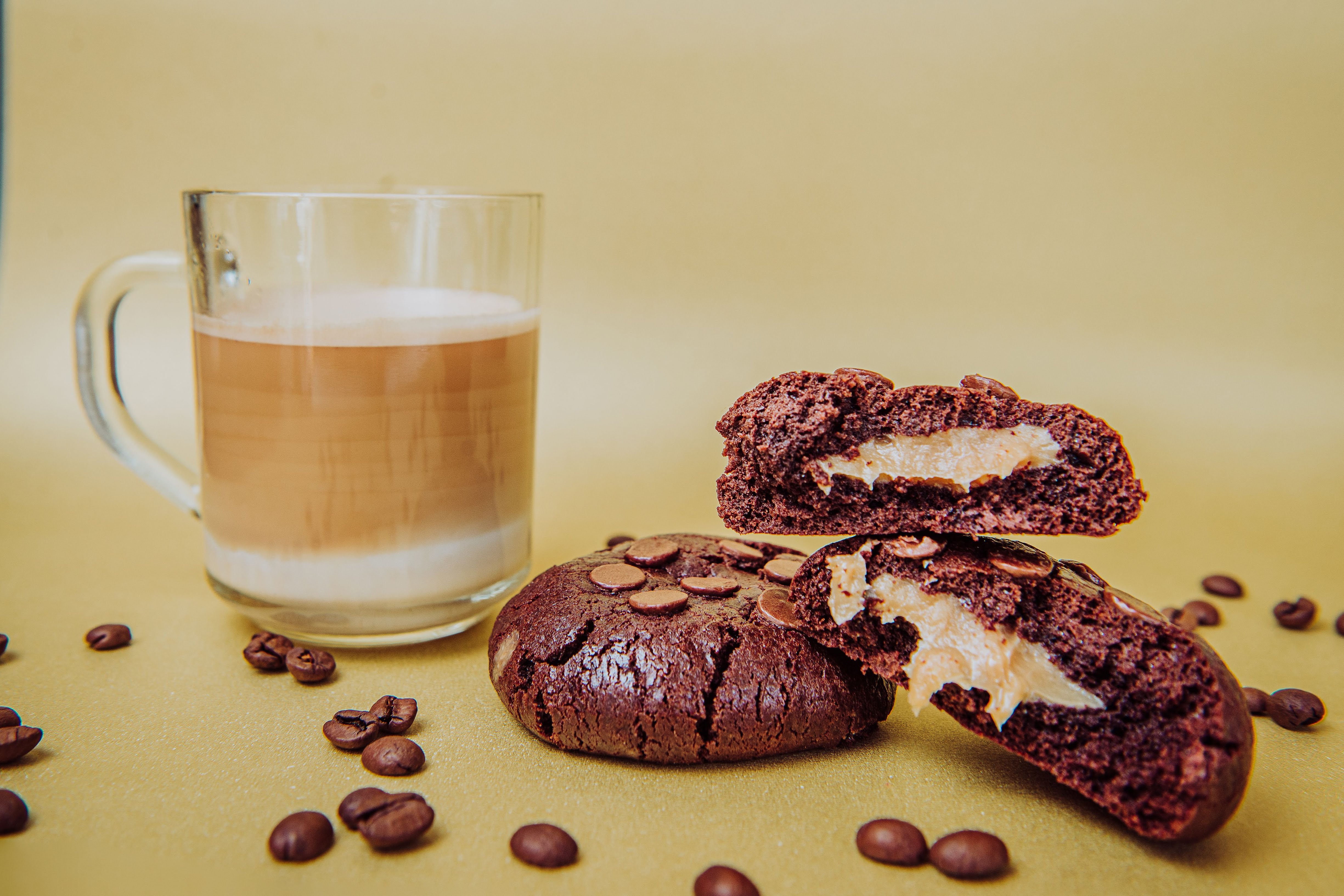 Cookie de café e chocolate, com massa de cacau 100%, café e gotas de chocolate meio amargo, com recheio de brigadeiro de capuccino e finalizado com gotas de chocolate ao leite

Pesa aproximadamente 70g

*Contém derivados de leite, de ovos. Contém trigo.