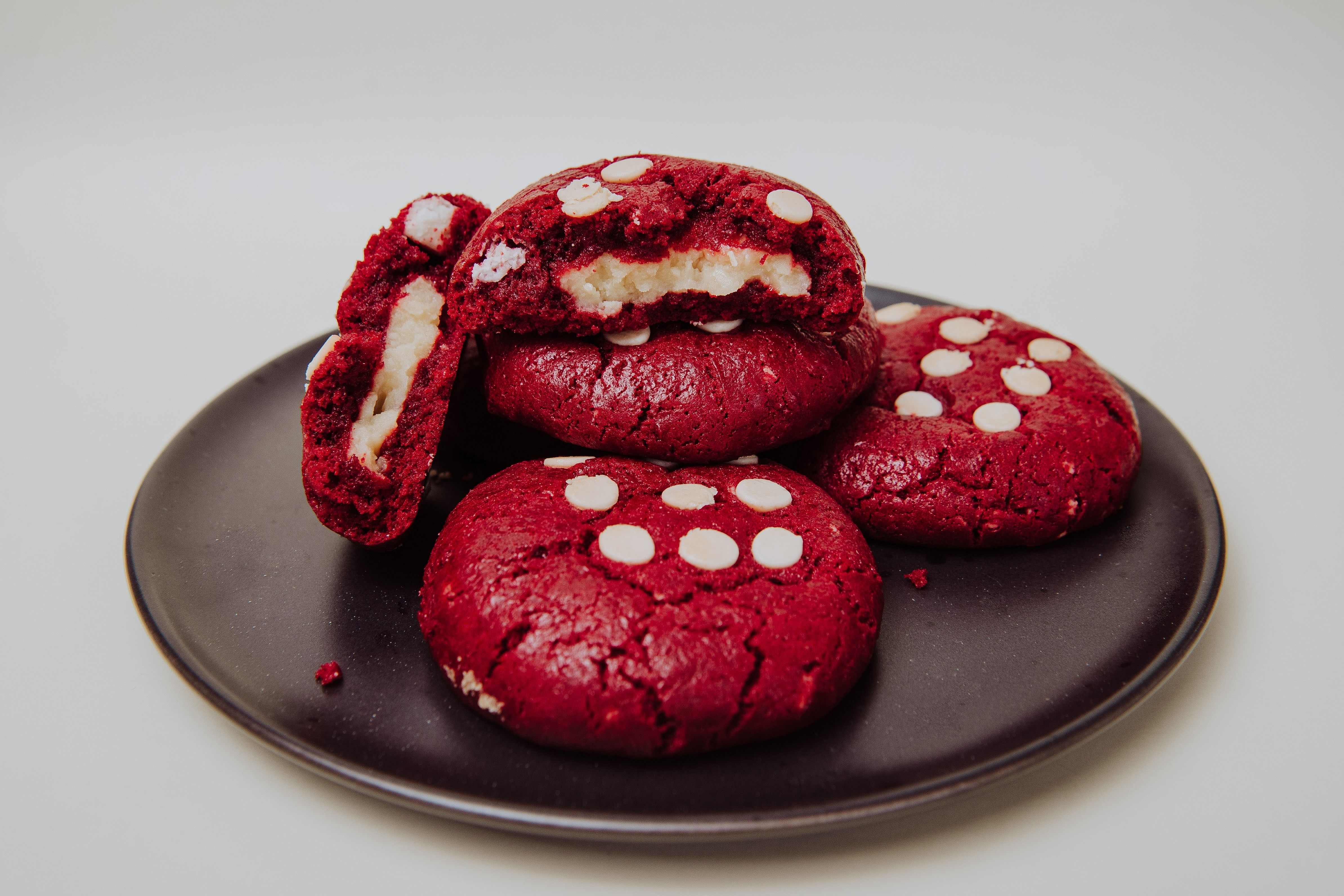 Cookie Red Velvet, com massa vermelha vibrante, com um leve toque de cacau 100%, pedaços de chocolate branco e recheio de brigadeiro de Ninho e pedaços de chocolate branco.

Pesa aproximadamente 70g

*Contém derivados de leite, de ovos. Contém trigo.