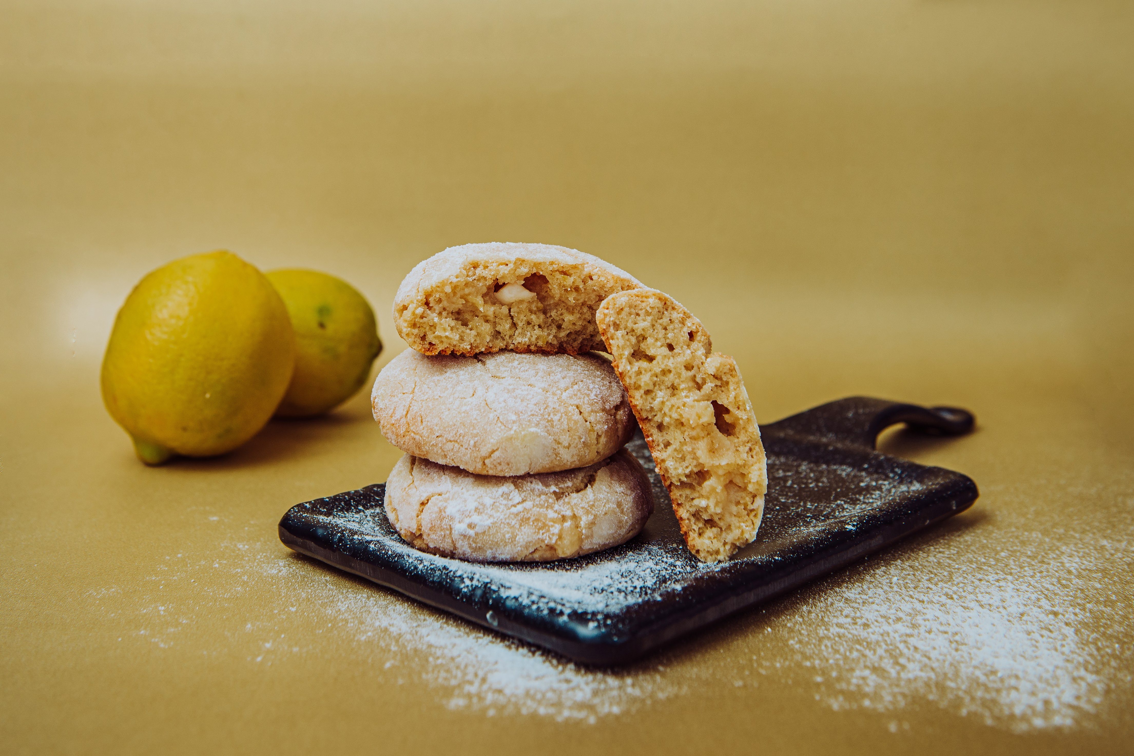 Cookie de Limão Siciliano com massa saborizada com raspas e suco de Limão Siciliano, pedaços de chocolate branco, com recheio de brigadeiro de Limão Siciliano e cobertura crocante de açúcar de confeiteiro

Pesa aproximadamente 70g

*Contém derivados de leite, de ovos. Contém trigo.