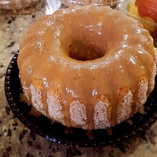 Caseirinho de massa com canela coberto com açúcar e Doce de leite