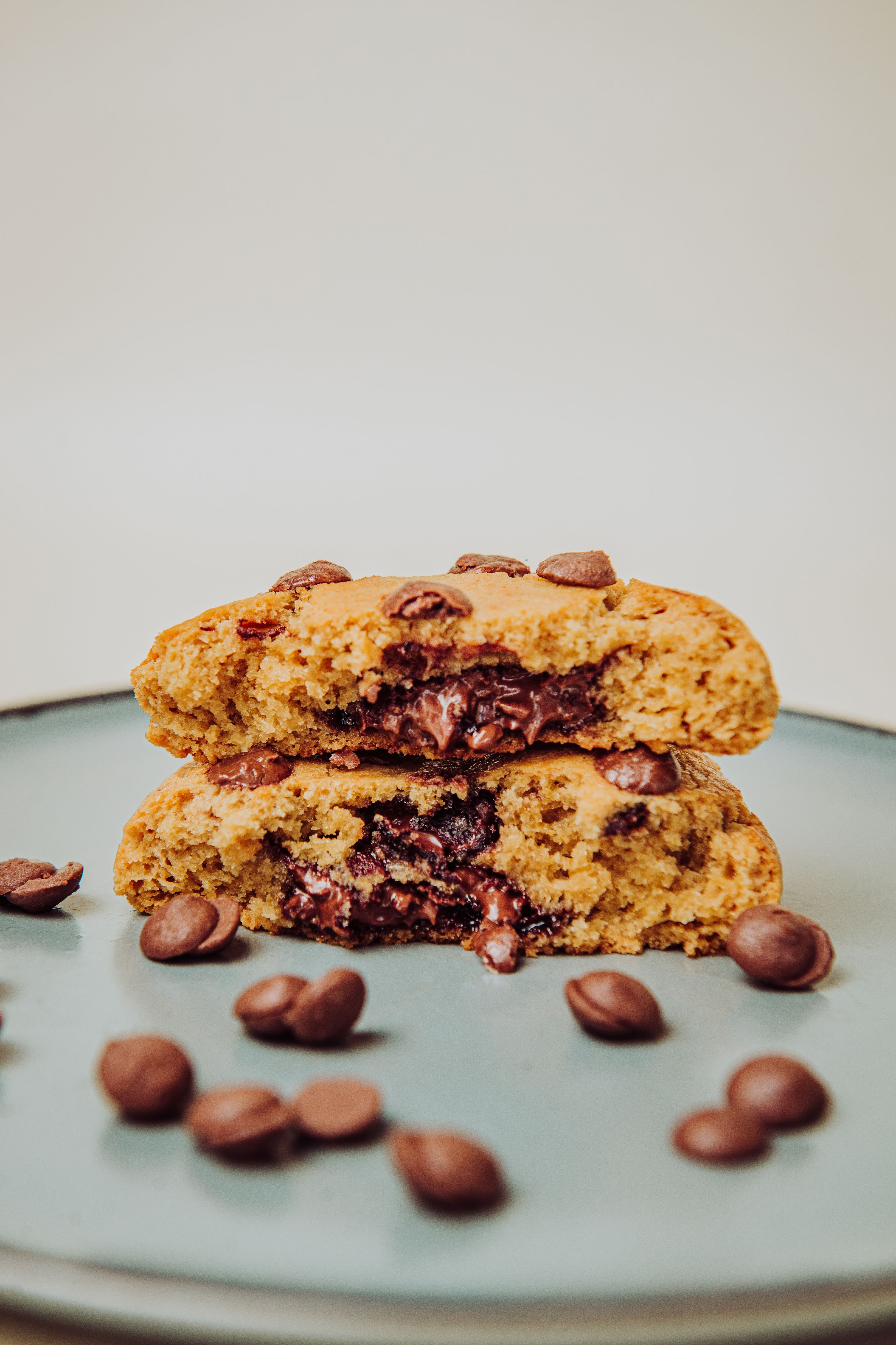 Cookie de ovomaltine, com massa tradicional sabor baunilha, com gotas de chocolate meio amargo, recheado com creme de ovomaltine

Pesa aproximadamente 70g

*Contém derivados de leite, de ovos. Contém trigo.