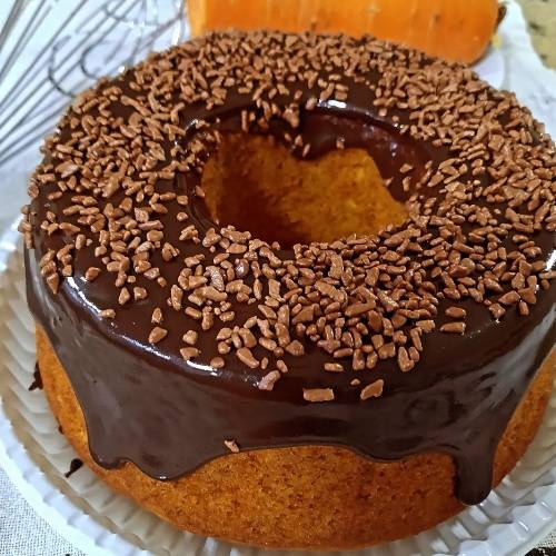 Caseirinho de Cenoura com cobertura de brigadeiro de chocolate 50% cacau