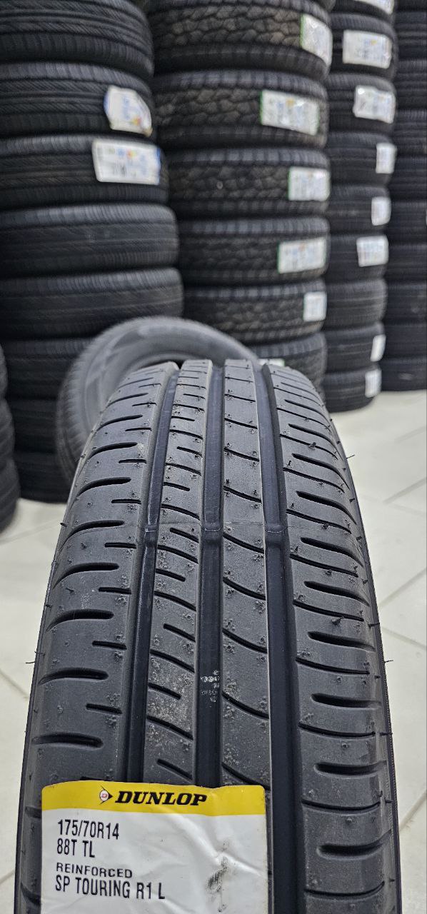 Dunlop, sem dúvidas a melhor escolha. Único pneu nacional que tem concorrencia direta com a Michelin e Bridgestone.  Um pneu nacional com um sulco exelente e possui uma quilometragem absurda devido sua fabricação sem emendas e com uma criteriosa fabricação para manter sua qualidade. Caso queria parcelar, consultar preços com a loja.Preço anunciado somente *A VISTA*!