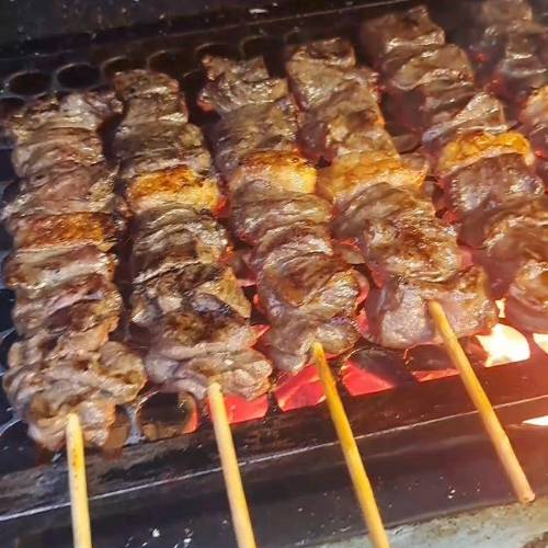 Churrasquinho Simples com farofa e macaxeira