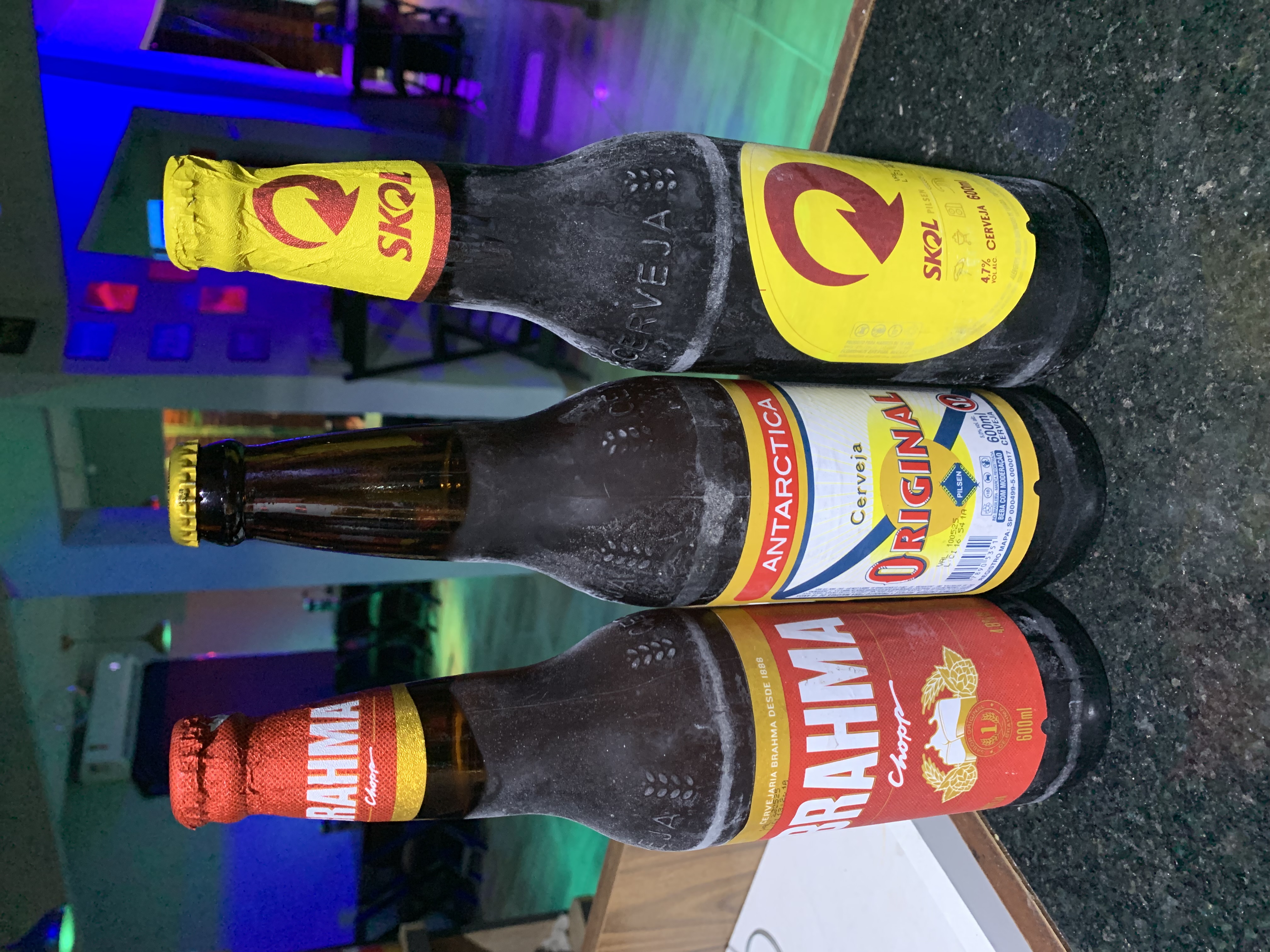 Cervejas de garrafas sempre estupidamente geladas. 
Com preços variados