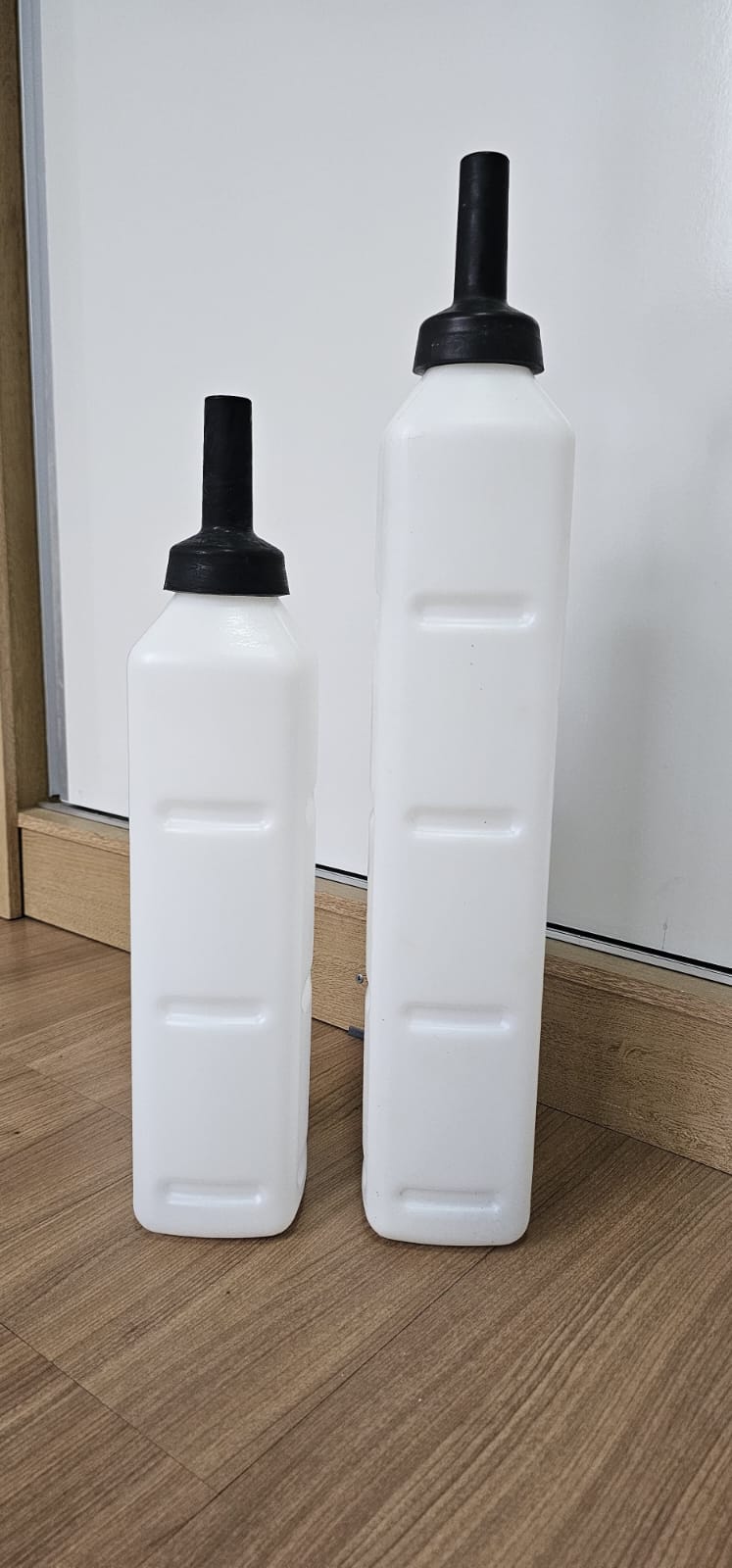 A Mamadeira para Bezerro 3 Litros com Bico Milk Bar é uma solução prática e eficiente para a alimentação de bezerros. Com capacidade de 3 litros, ela permite a dosagem ideal de leite, garantindo nutrição adequada para o crescimento saudável dos animais. O bico Milk Bar foi desenvolvido para simular a amamentação natural, incentivando a sucção mais lenta e ajudando na digestão, o que contribui para reduzir problemas de saúde, como diarreia. Feita com material durável e de fácil higienização, essa mamadeira é essencial para quem busca cuidar de forma eficiente e saudável dos seus bezerros.