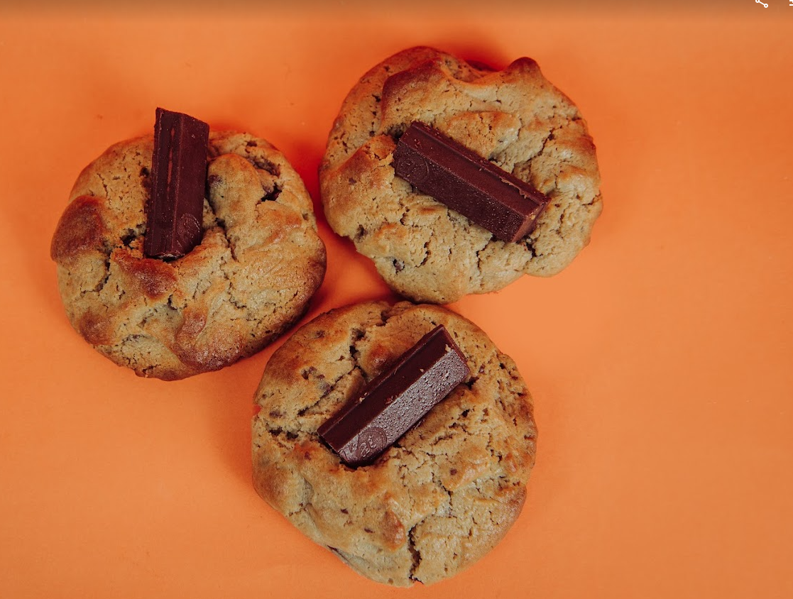 Cookie Kit Kat, com massa tradicional sabor baunilha, com gotas de chocolate meio amargo, recheado com brigadeiro cremoso de cacau 50%, pedaços de kit kat no recheio e na finalizaçãoPesa aproximadamente 70g*Contém derivados de leite, de ovos. Contém trigo.