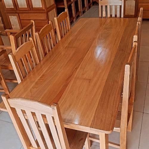 Jogo de mesa ! 
- 8 Cadeiras;
- 2 MT de Comprimento;

Madeira Embirema!