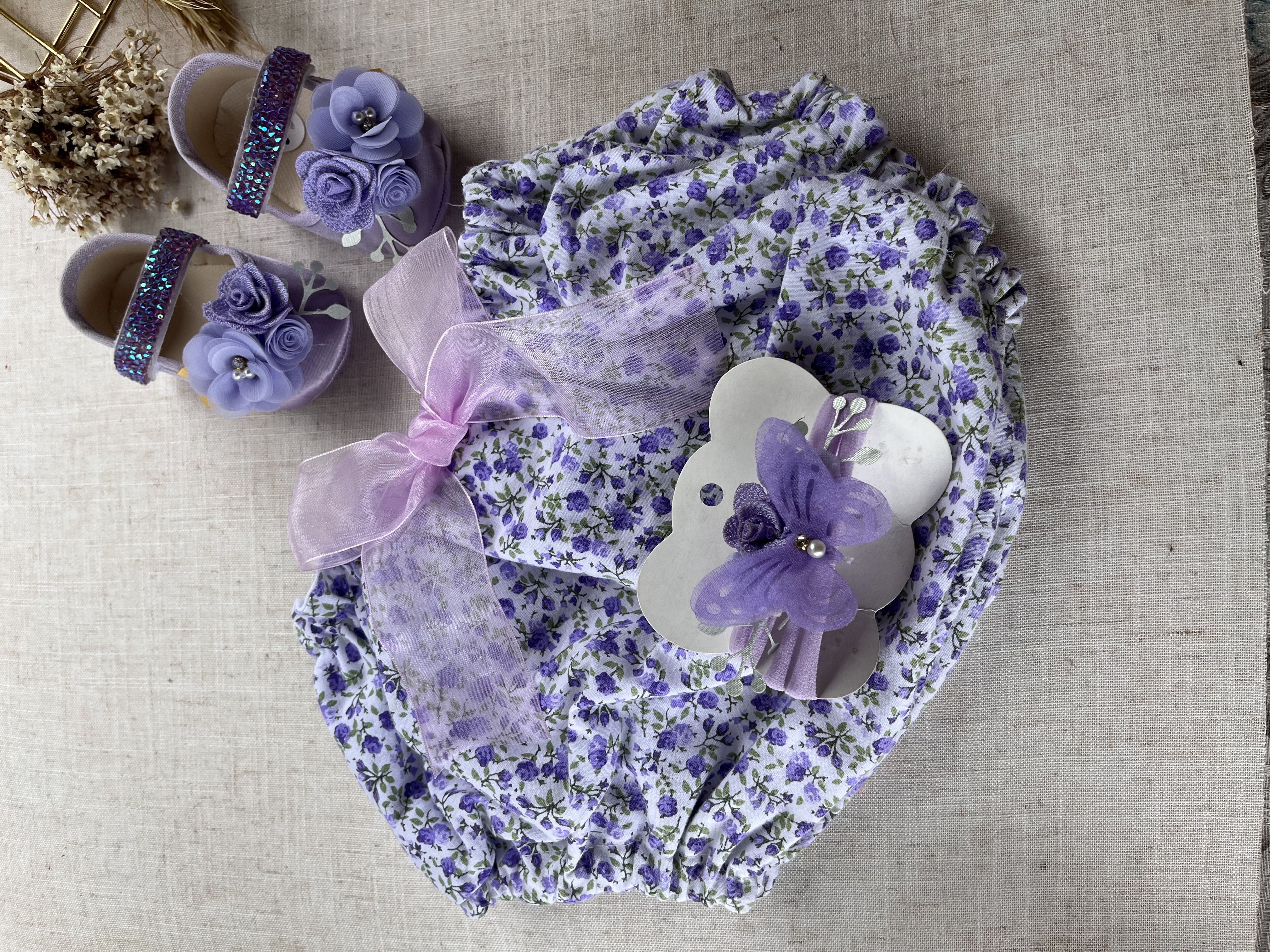 Esse kit e composto por 3 peças 
1tiara na meia de seda
1 par de sapatinho 
1 calcinha bum bum rico com laço ela e de algodão puro