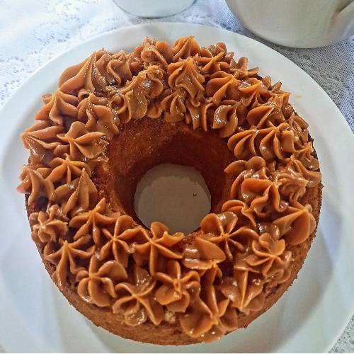 Caseirinho com massa branca e Banana e cobertura de Doce de leite