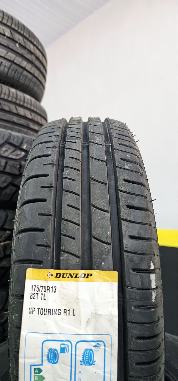 Dunlop, sem dúvidas a melhor escolha. Único pneu nacional que tem concorrencia direta com a Michelin e Bridgestone.  Um pneu nacional com um sulco exelente e possui uma quilometragem absurda devido sua fabricação sem emendas e com uma criteriosa fabricação para manter sua qualidade. 
Caso queria parcelar, consultar preços com a loja.
Preço anunciado somente *A VISTA*!