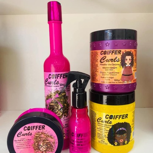 KIT CLIENTE CURLS CABELOS CRESPOS E CACHEADOS COIFFER (5 UNIDADES)

ITENS INCLUSO:
1 – Spray Sela Cutículas Coiffer 100ml.
1 – Shampoo Curls Coiffer 300ml.
1 – Creme de Pentear Curls Coiffer 150gr.
1 – Fixador de Cachos Coiffer 500gr.
1 – Máscara para cabelos cacheados Coiffer de 500gr

Kit Curls Coiffer é ideal para morenas, loiras e ruivas com cabelos crespos, cacheados e encaracolados.
Kit Curls com conceito No-Poo e Low-Poo.

Creme de Pentear 150g
Facilita o pentear.

Spray Curls Cut 100ml
Sela as cutículas, deixando os cabelos, mais fortes e resistentes a queda.

Fixador de Cachos 500g
Ativa e define os cachos.

Shampoo Curls 300ml
Limpa delicadamente o couro cabeludo e os cabelos crespos, cacheados com conceito no No-Poo e Low-Poo
(produtos livre de: Sulfatos, Parabenos, Petrolatos, Silicones e Vaselina)

Máscara Mask 500g
Sistema exclusivo de Bio. Nutrientes que penetram profundamente na fibra capilar
conferindo força e resistência dos fios cacheados fragilizados por processos químicos e estresse mecânico.
Promove a reposição de matéria e massa proteica necessária ao cabelo elíptico, reduz os danos que provocam alterações estruturais na fibra.