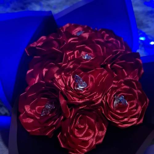 Buquê de cetim com rosas vermelhas e mini borboletas
Ideal para presentear a namorada,amiga,esposa