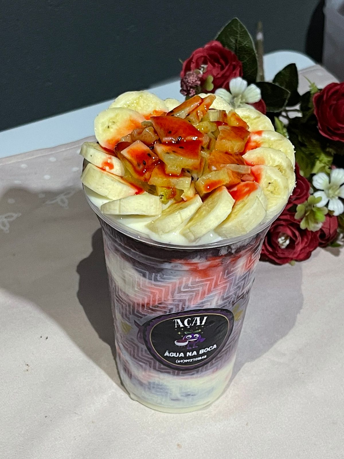 Açaí,leite em pó,creme de ninho,cobertura de morango,banana kiwi