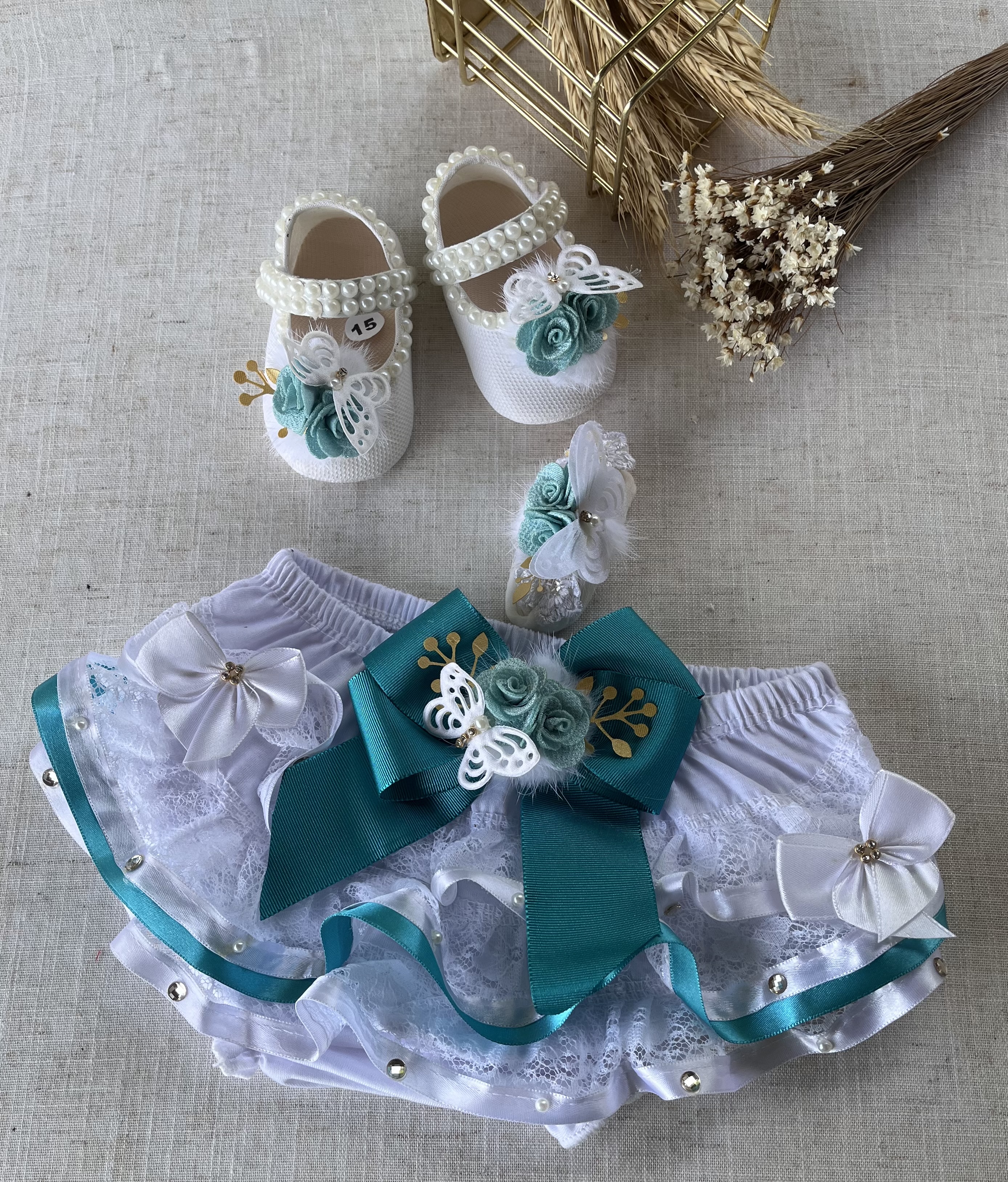 Esse kit tem 3 peças composto por um par de sapatinho uma calcinha e uma tiara rn