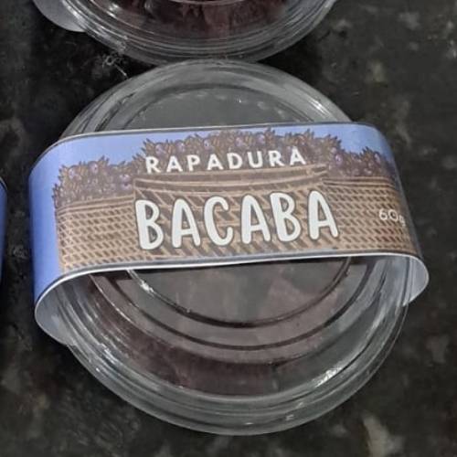 Pedacinhos deliciosos de rapadura de Bacaba no pote de 60g.