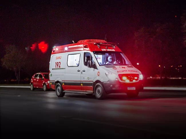 Os condutores de veículo de emergência desempenham um papel essencial no atendimento de emergências, como bombeiros, ambulâncias e viaturas policiais. Eles são treinados para dirigir de forma segura e eficiente em situações de emergência, priorizando a segurança das equipes e das pessoas envolvidas. Além disso, esses profissionais devem ter conhecimento sobre os procedimentos de emergência e saber operar os equipamentos específicos do veículo. É fundamental que os condutores de veículo de emergência sejam ágeis, tenham habilidades de tomada de decisão rápida e sejam capazes de lidar com situações de alta pressão.É destinado aos condutores interessados em atuar nos veículos de emergência e que já possuam a Carteira Nacional de Habilitação – CNH nas categorias A, B, C, D ou E.SITE: https://institutodotransito.com.br/produto/especializado-para-condutores-de-veiculos-de-transporte-de-emergencia-50h/