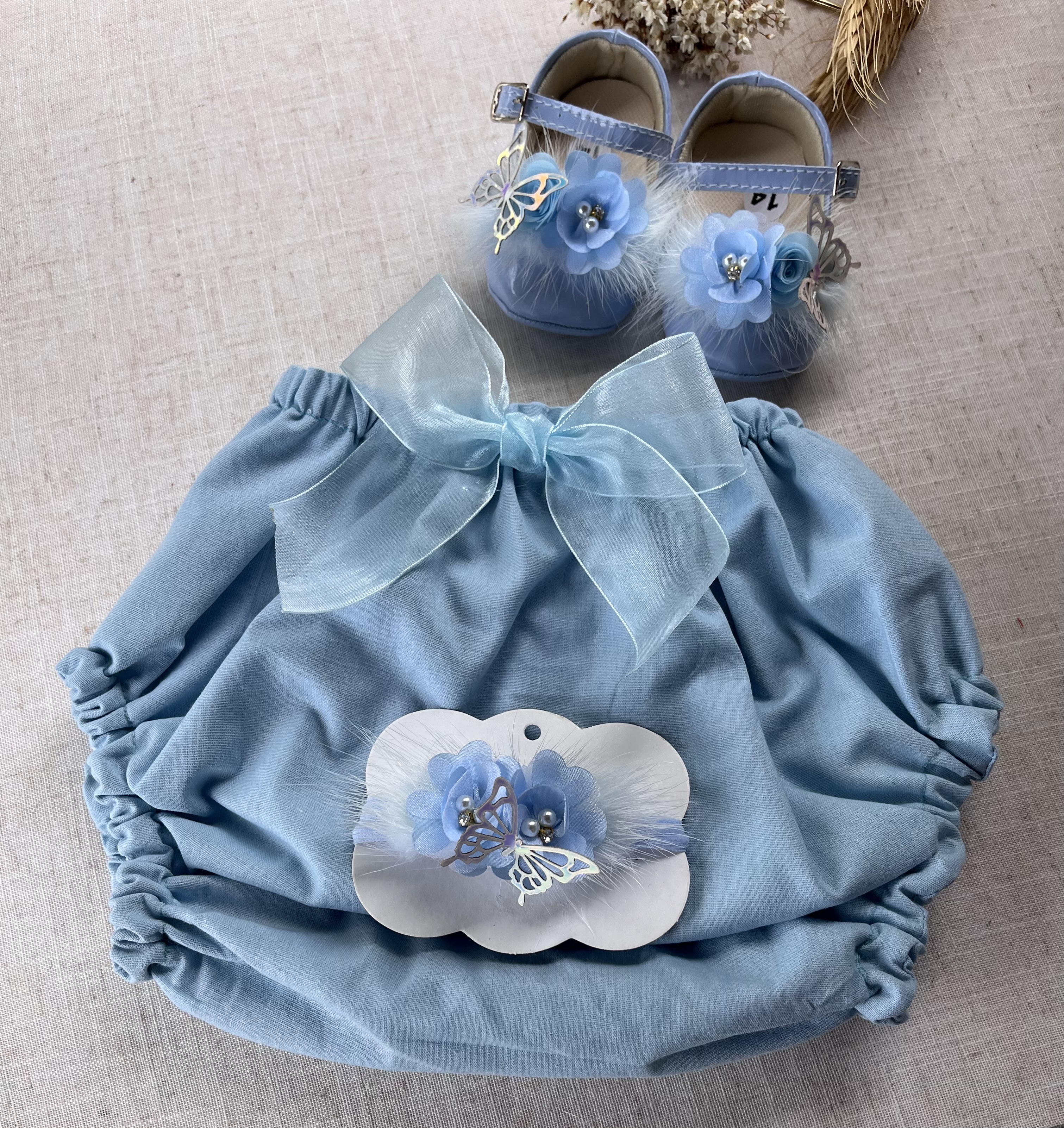 Kit bum bum rico composto por 3 peças 
1 tira na meia de seda
1calcinha bumbum rico
1par de sapatinho