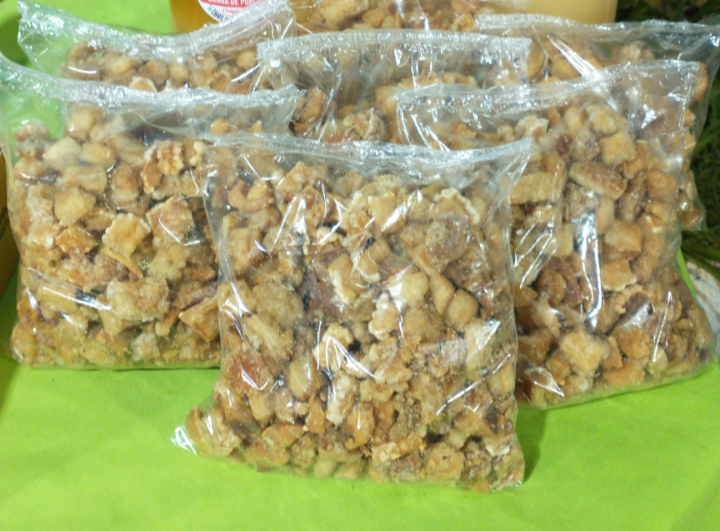 Torresmo frito de forma artesanal na própria banha de porco