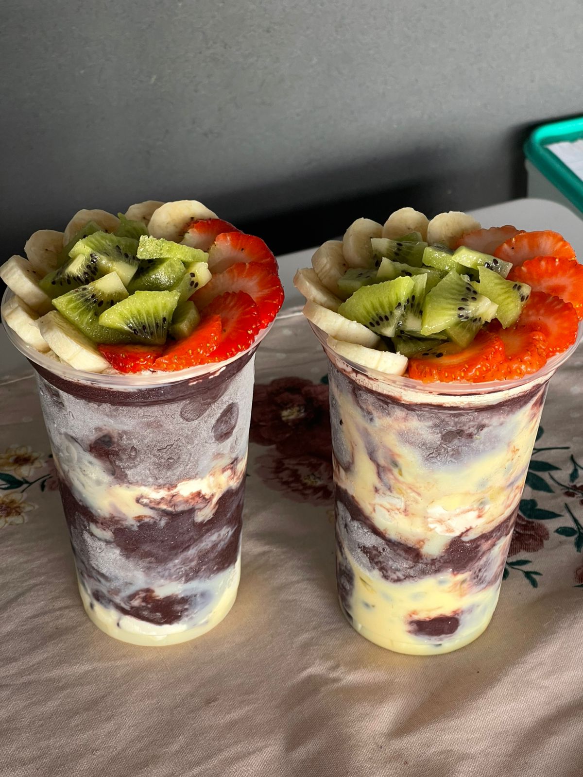 Açaí,mousse de maracujá, Ovomaltine, banana,morango,kiwi