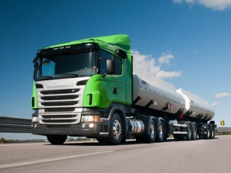 Os condutores de veículos de transporte de produtos perigosos desempenham um papel fundamental na segurança do transporte desses materiais, garantindo que sejam manuseados e transportados de forma adequada. Esses produtos incluem substâncias químicas, inflamáveis, tóxicas, corrosivas, entre outras, que representam riscos à saúde humana e ao meio ambiente.Esses profissionais devem seguir normas rigorosas de segurança e legislação específica, visando minimizar os riscos e garantir a integridade da carga, do veículo e da comunidade. Além disso, eles precisam estar preparados para lidar com situações de emergência e saber utilizar os equipamentos de proteção individual e coletiva.É destinado aos condutores interessados em atuar no transporte de produtos perigosos e que já possuam a Carteira Nacional de Habilitação – nas categorias B, C, D ou E.SITE:https://institutodotransito.com.br/produto/especializado-para-condutores-de-veiculos-de-transporte-de-produtos-perigosos-50h/