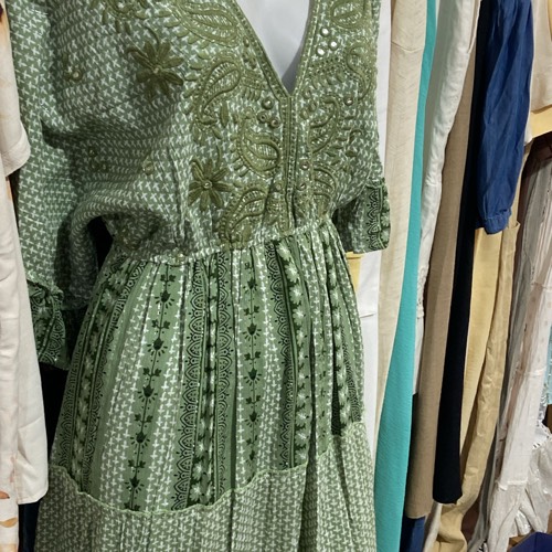 Vestido de alta qualidade com pontos dourados