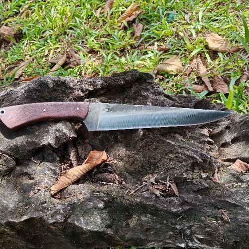 Faca pra churrasco, Dorço mosqueado,várias opções de madeira pra o cabo , acompanha Bainha de couro costurada a mão.