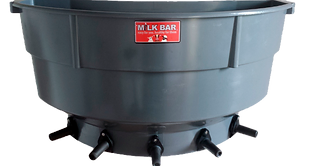 Alimentador coletivo com 5 bicos.
Capacidade: 36 litros.
Tampões que permitem a utilização
de 3 a 5 bicos.
Alças para encaixe em suportes de 2,5cm.
A trava de fechamento fixa o alimentador firmemente no suporte.
Sistema Troca Fácil - grampo que permite a retirada do bico com facilidade.
Marcações internas de volume - facilidade e precisão na dosagem.
Fácil de lavar - sem linhas e válvulas impedindo a proliferação de bactérias.
Fácil de manejar - alças laterais que facilitam o manejo.
Fácil de transportar - empilháveis mesmo com os bicos montados.
1 ano de garantia.