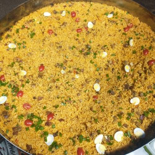 Servimos Arroz Carreteiro com Porquinho Caipira frito no disco de arado, macaxeira frita, vinagrete,farofa.