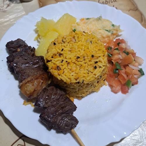 Churrasquinho completo, acompanhamento: Baião, Vinagrete e Maionese.