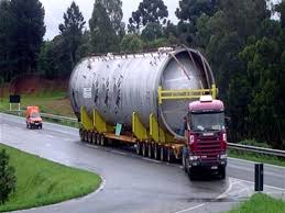 Os condutores de veículos de transporte de carga indivisível desempenham um papel fundamental no transporte de cargas de grande porte e peso, que não podem ser divididas em partes menores. Essas cargas podem incluir estruturas metálicas, equipamentos industriais, maquinários pesados, entre outros.Esses profissionais precisam ter conhecimentos específicos e habilidades técnicas para lidar com as particularidades desse tipo de carga. Além disso, devem seguir normas de segurança e legislação específicas para garantir a integridade da carga, a segurança no transporte e a preservação das vias públicas. É destinado aos condutores interessados em atuar no Transporte de Carga Indivisível e que já possuam a Carteira Nacional de Habilitação – CNH no mínimo, na categoria “C”.SITE: https://institutodotransito.com.br/produto/especializado-para-condutores-de-veiculos-de-transporte-de-carga-indivisivel-e-outras-50h/