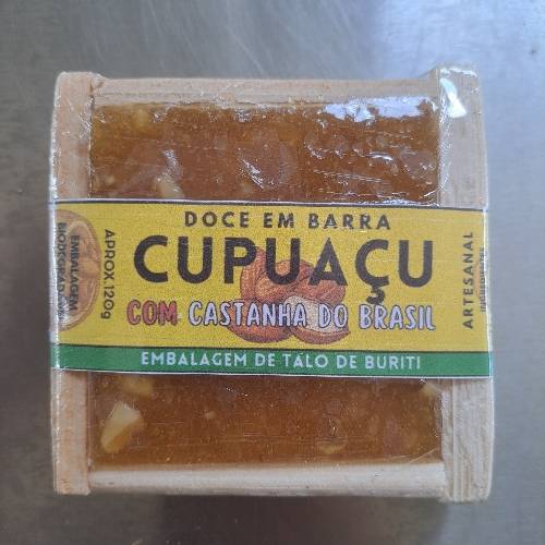 Doce em barra de Cupuaçu com castanha do Brasil embalado em caixinha de talo de buriti.