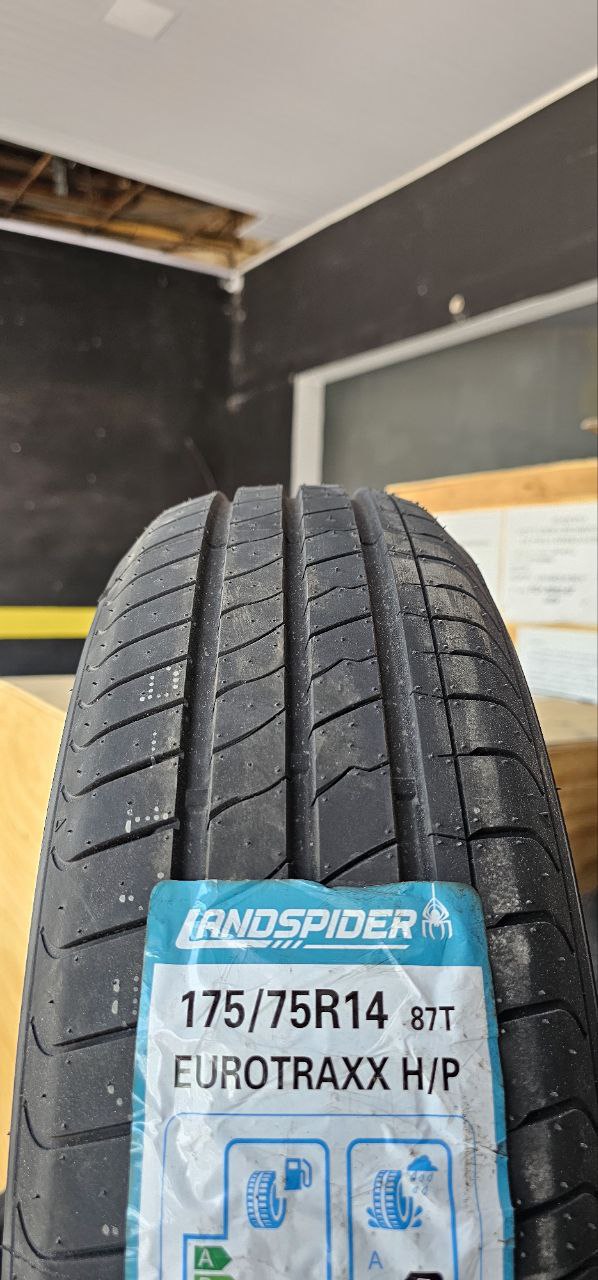 O pneu EUROTRAXX H/P, foi concebido para proporcionar você segurança o tempo todo e oferecer a melhor longevidade em
sua categoria.
O composto de alto desempenho garantem excelente frenagem e dirigibilidade em pista seca.
O design do sulcos melhora a aderência à estrada, especialmente em condições molhadas evitando eficientemente a aquaplanagem.
Caso queria parcelar, consultar preços com a loja.
Preço anunciado somente *A VISTA*!
