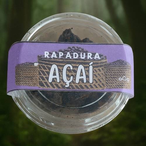 Deliciosos pedacinhos de rapadura de açaí num pote de 60g.