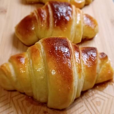Croissant de massa brioche ligeiramente doce e com um toque cítrico. Sem recheio.