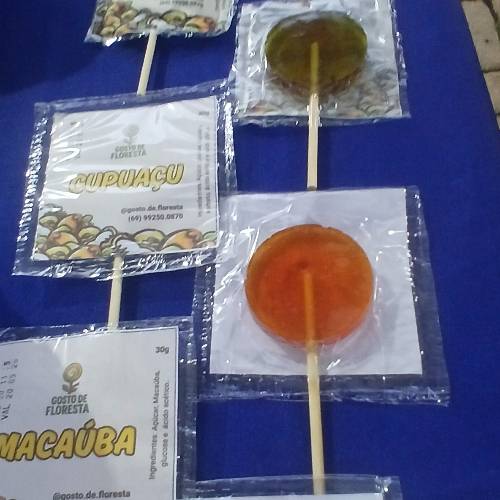 Pirulitos de frutas amazônicas: açai, bacaba, patauá,  cupuaçu,  castanha do Brasil,  araçá boi, tucumã.