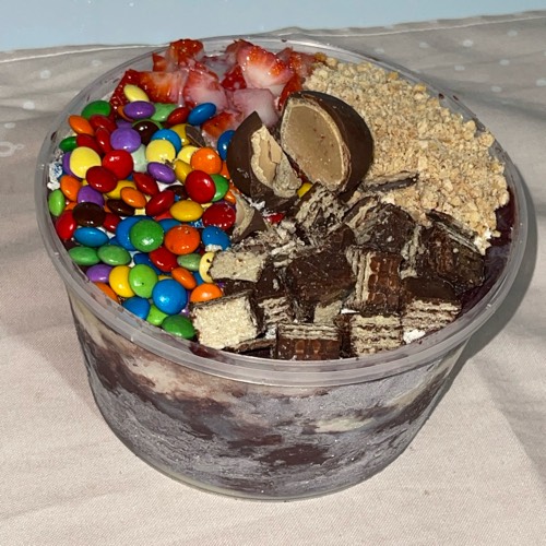 Açaí, leite em pó, leite condensado,morango, Kit Kat, MM,bombom e paçoca