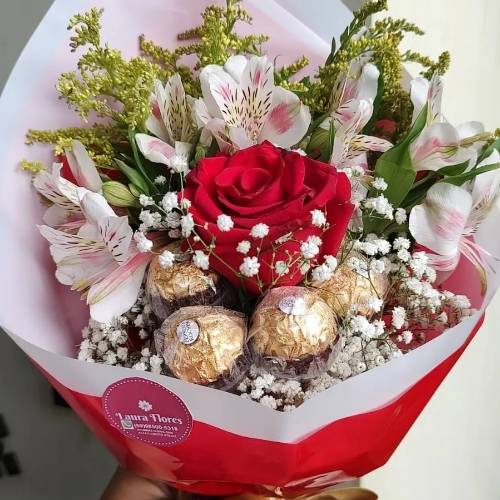 Contém 1 botão de rosas 6 ferreiro rocher e acompamentos