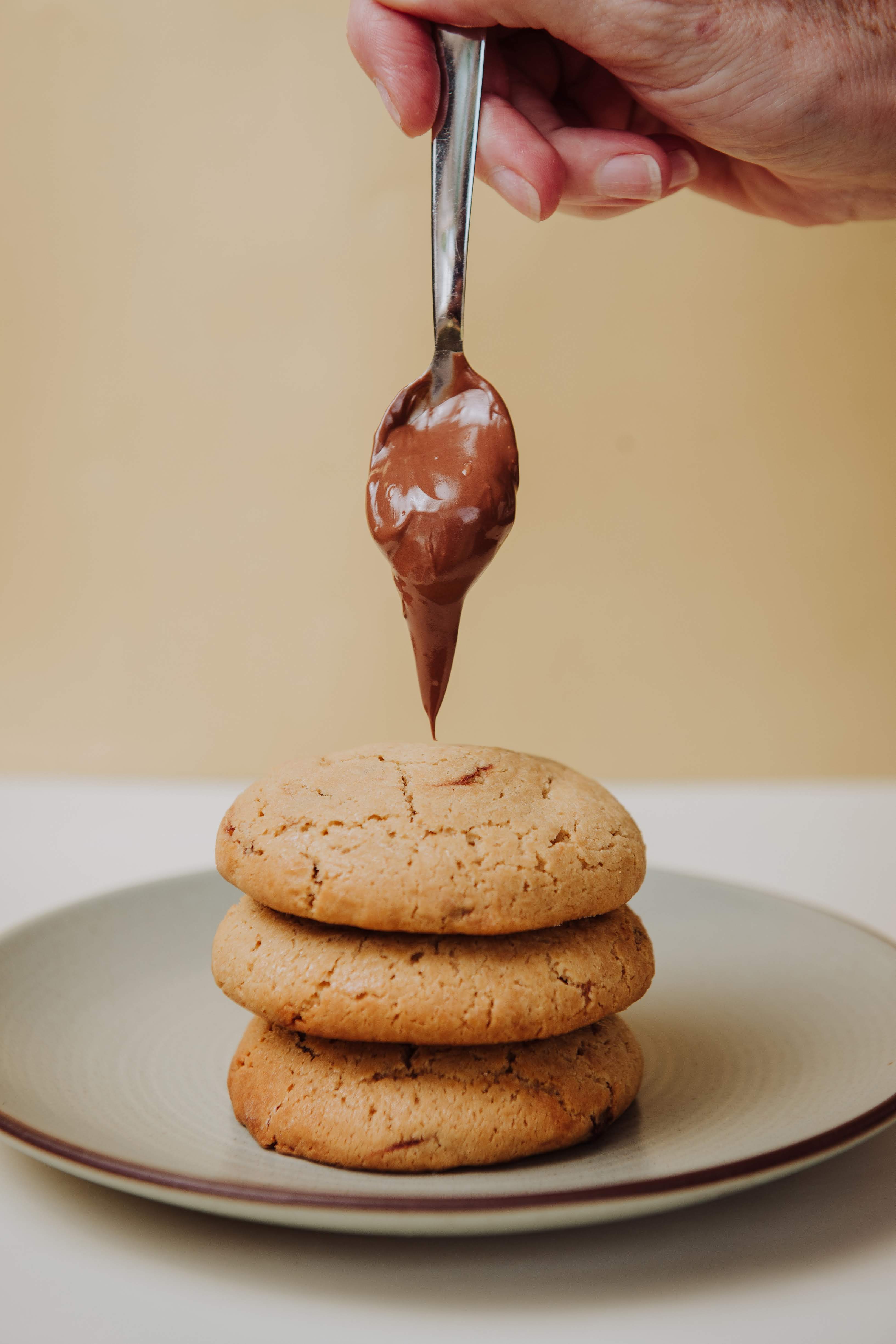 Cokkie Nutella, com massa tradicional sabor baunilha, com gotas de chocolate meio amargo, recheado com Nutella