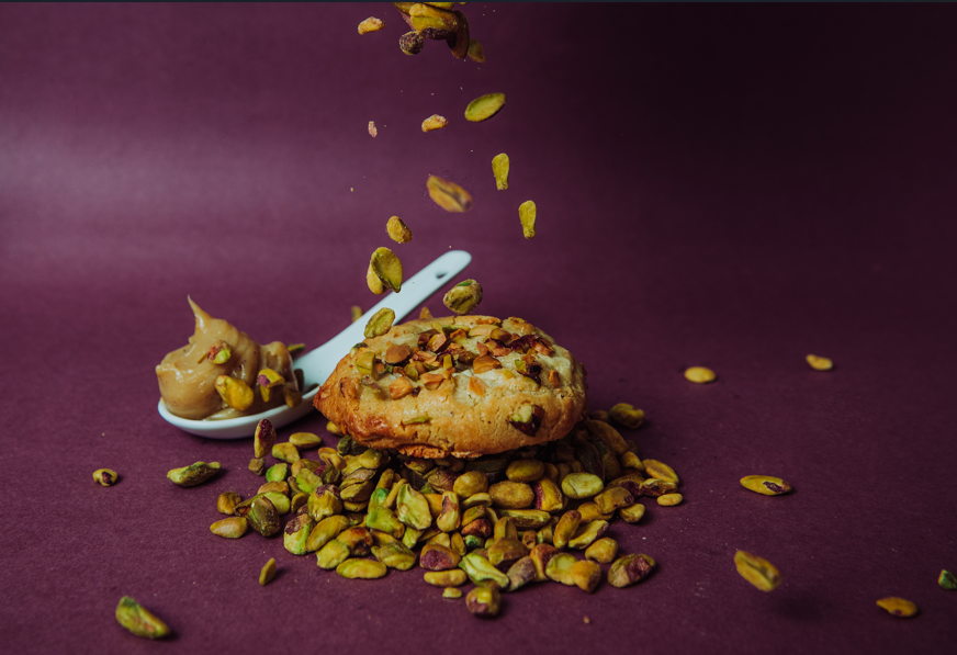 Cookie de Pistache, com massa saborizada com pasta de pistache artesanal, pistache e chocolate branco e recheio de doce de leite cremosoPesa aproximadamente 70g*Contém derivados de leite, de ovos. Contém trigo.