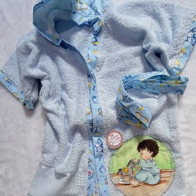 Roupão feito de toalha com acabamento em tricoline.
Com pintura a mão.