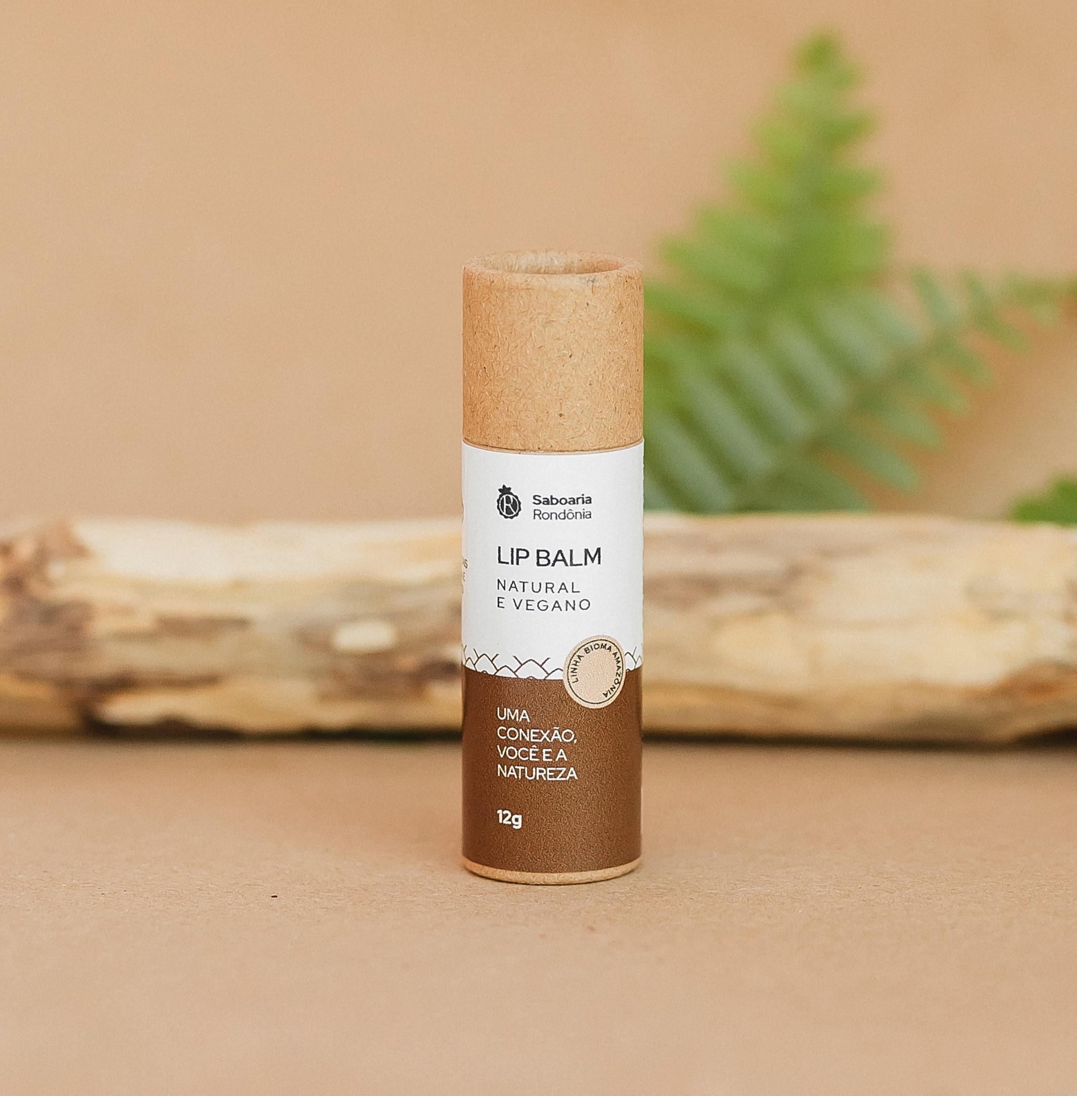 O Lip Balm Bioma oferece cuidados ideais para a pele delicada dos lábios. As mudanças de temperatura e umidade do ambiente podem agredir, ressecar e deixar os lábios descamativos e sem brilho.Para combater esses efeitos, a Saboaria Rondônia criou um lip balm que combina óleos e manteigas amazônicos ricos em propriedades nutritivas e repletas de lipídeos essenciais. Esta fórmula ajuda a devolver a cor natural dos lábios e proporciona proteção duradoura.Ao aplicar, você sentirá a cremosidade e a leve fragrância herbal do produto. Além disso, o Lip Balm Bioma é livre de parabenos e não é testado em animais, garantindo um cuidado natural .