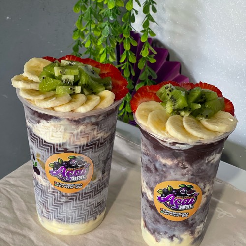Açaí, leite em pó, leite condensado, morango, banana, kiwi e granola